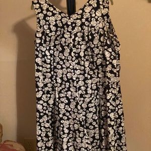 Fit & Flare Summer Dress- looks very figure flattering on all body shapes. Sleev